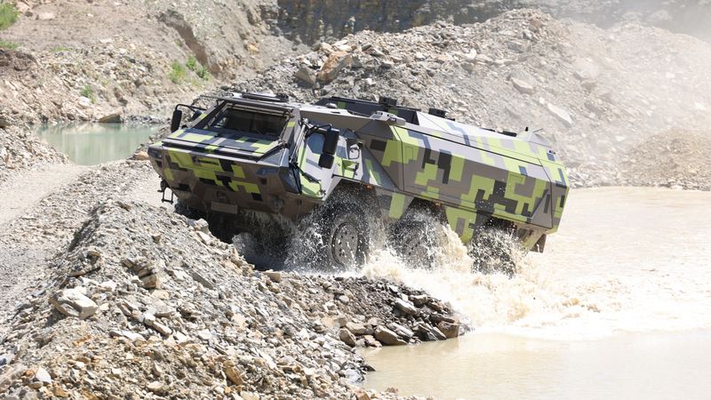 Als einziger umfassend nach TL 2350-0000 zugelassener Lieferant in Deutschland bildet Dillinger mit den Difender Panzerstählen den Bedarf der Bundeswehr nahezu vollständig ab. Hier im Bild der Transportpanzer Fuchs.(Bild:  Rheinmetall)