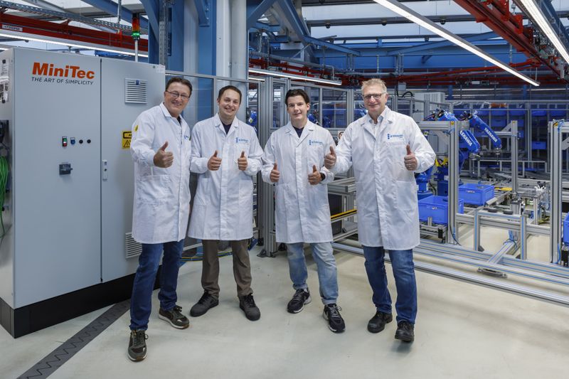 Daumen hoch für die neue Automationslösung (von links): Stefan Wache (Minitec), Simon Bublies, Moritz Benzing und Joachim Hölzl (alle HMT).     (Bild: Yaskawa Europe GmbH)