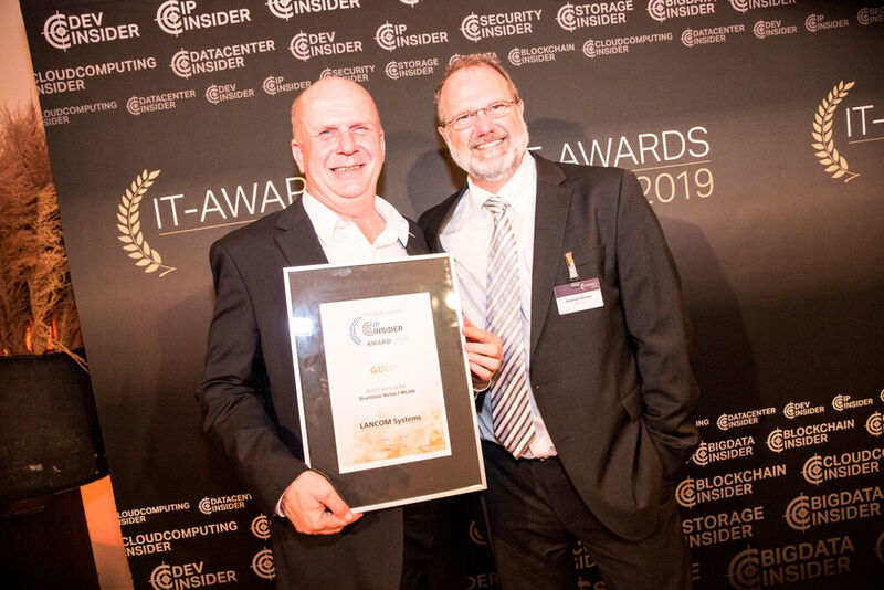 Eckhart Traber (LANCOM Systems, neben Andreas Donner, Chefredakteur IP-Insider) zeigt seinen Gold-Award in der IP-Insider-Kategorie 