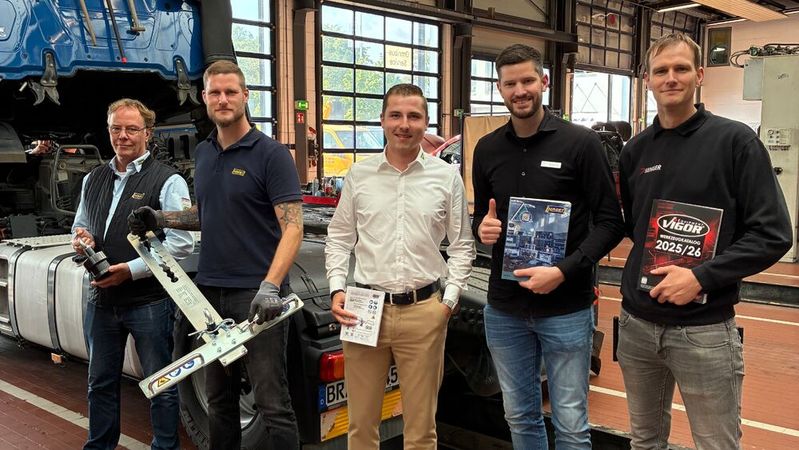 Hersteller präsentieren das Sattelplatten-Hebewerkzeug bei Egon Senger GmbH (v.l.n.r.: Bernd Meyer, Marco Rompf, Philipp Fritsch, Michael Pape, Claas Ennen).(Bild:  WM SE)