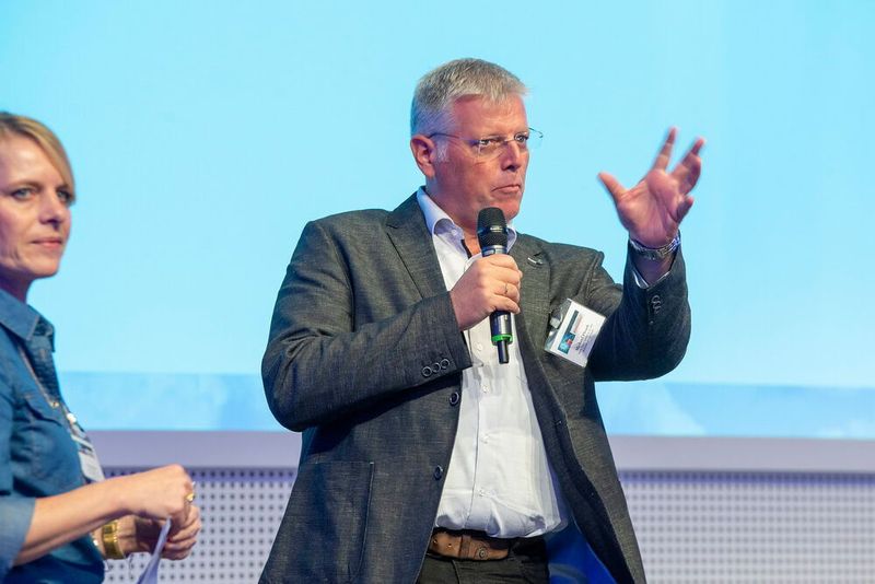 Michael Flesch verdeutlichte in seinem Vortrag, was es für Änderungen für die Praxis durch die DIN EN 60204-1 geben wird. (J. Untch / Vogel Communications Group GmbH & Co. KG)