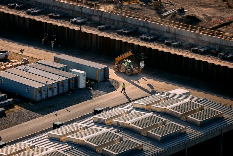 Noch lässt sich kaum erahnen, das hier High-Tech angesidelt wird. Die Hallen, die in Schnellbauweise erreichtet werden, könnten auch Logistik beherbergen.  (Bild: Schneider Electric)