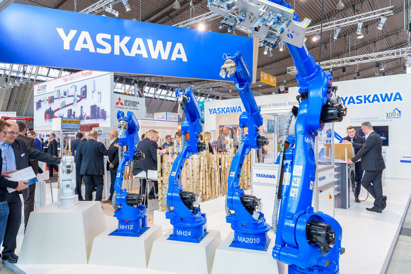 Auf der 35. Internationalen Fachmesse für Produktions- und Montageautomatisierung trifft sich die weltweite Roboter-Szene und zeigt die Systemintegration und Prozessfähigkeit von Robotern. (P. E. Schall)