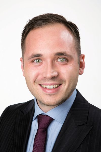 Dipl.-Ing. Christian Koroschetz, wissenschaftlicher Mitarbeiter am Institut T & F: „Gemeinsam mit Outokumpu Nirosta verfolgen wir gerade das Presshärten (Warmumformen) von nicht rostenden Edelstählen zur Erweiterung der Werkstoffpalette im Segment der ultrahochfesten Stähle.“ (Bild: T & F)