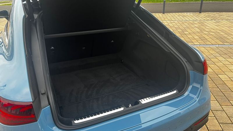 7. Der Kofferraum:  In den Kofferraum passen 620 bis 1.700 Liter. Das ist deutlich mehr als in der S-Klasse mit Plug-in-Hybrid – da passen hinten nur 350 Liter rein. (Bild: Simon – VCG)