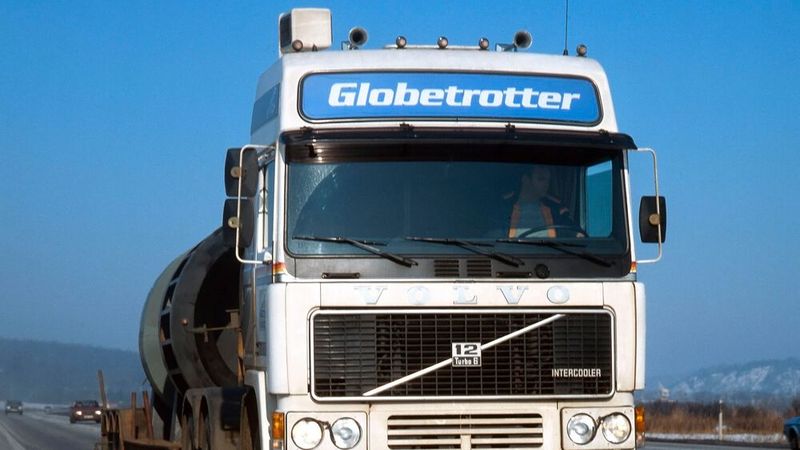 Durch das höhere Globetrotter-Fahrerhaus ist innen mehr Platz, außerdem verfügt der Truck über neue Funktionen wie Kühlschrank, Wassertank, Spüle und Küche. (Bild: Volvo)