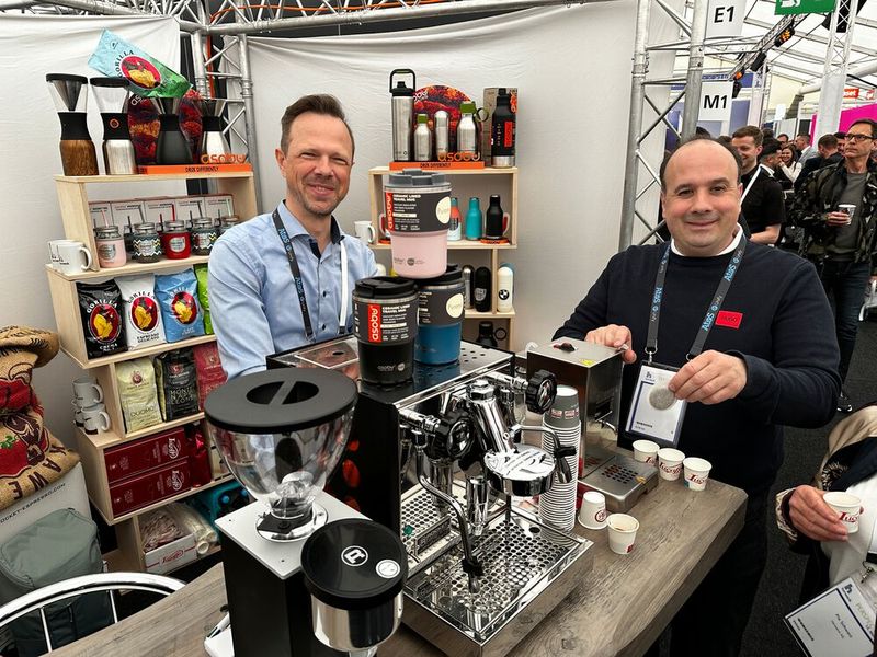 Coole Produkte rund um's Trinken haben Michael Braun und Roberto Giagu (r., Mondo Barista). (Bild: Vogel IT-Medien)