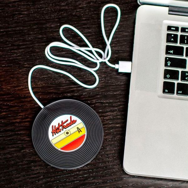 Bei Monsterzeug.de gibt es für 19,95 Euro etwas für Kaffee- oder Teeliebhaber mit gutem Musikgeschmack. Der USB-Tassenwärmer – Schallplatte hält Kaffee und Tee warm. Dazu einfach das USB-Kabel in den Computer stecken, ein paar Minuten aufwärmen lassen und Heißgetränk drauf stellen. Diese kleine, heiße Schallplatte erhitzt sich bis zu 70 Grad und die Gummioberfläche sorgt dafür, dass die Tasse nicht umherrutscht.  (Monsterzeug.de)