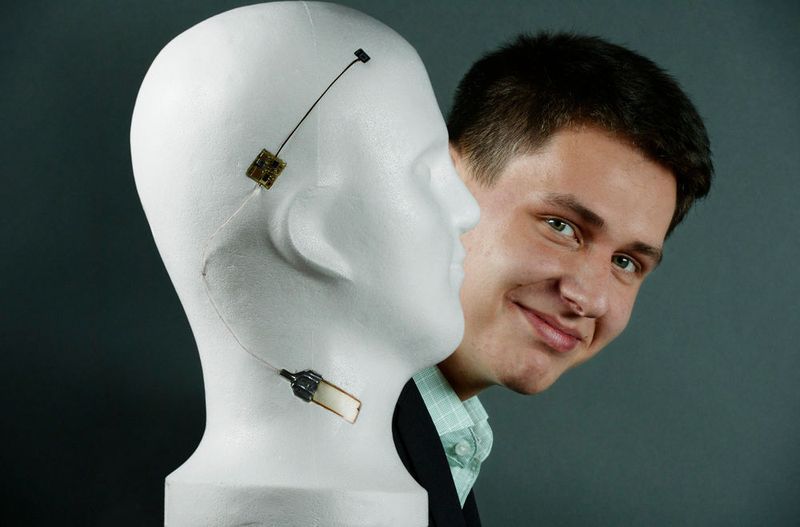 Hörprothesen und Herzschrittmacher funktionieren mit elektrischer Energie. Es gibt einen Trend in der Forschung, diese Energie direkt aus der Körperregion zu gewinnen, in der sich die Implantate befinden. Alexey Antsipkin untersuchte, ob sich sogenannte piezoelektrische Wandler, die mit mechanischer Verformung eine elektrische Spannung erzeugen, dafür eignen. Er konstruierte eine Biegemaschine, mit der er ermittelte, wie die gewonnene Energie von Materialstärke, Auslenkung, Frequenzen und Temperatur abhängt. Mit selbst gebauten Schaltungen für Energiemanagement und Zwischenspeicherung untersuchte der Jungforscher, ob sich Piezoelemente für das Laden von Akkus nutzen lassen. Sein Fazit: Prinzipiell kann man Piezowandler in medizinischen Implantaten einsetzen, sie müssten aber weiterentwickelt werden.  (Bild: Jugend forscht e.V.)