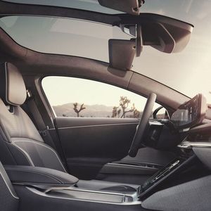 Das Auto wirkt innen sehr luftig. Ein Grund dafür ist die bis weit ins Dach reichende Frontscheibe.(Lucid)