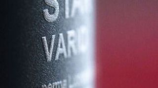 Durch Aufschäumen via Laserstrahl eines Trumark-Lasers von Trumpf ist dieses Kunststoffgehäuse bei der Perma-tec GmbH hochwertig und rotationssymetrisch markiert worden. Der Schriftzug ist leicht erhaben und setzt sich gut lesbar und kontrastreich von der normalen Oberfläche ab. (Bild: Trumpf)