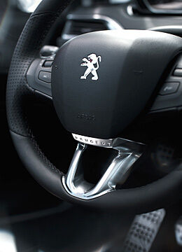 Mit einem kleineren Lenkrad will Peugeot die Handlichkeit und das Fahrgefühl verbessern.  (Archiv: Vogel Business Media)