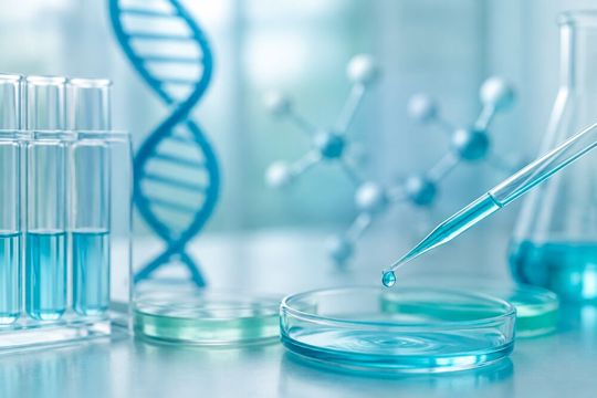 Biontech wurde in der Corona-Pandemie weltbekannt, weil das Unternehmen gemeinsam mit dem US-Partner Pfizer die erste Marktzulassung für einen Impfstoff gegen Covid-19 bekam.(Bild:  Dall-E / KI-generiert)