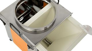 Spectroflex heißt ein modular aufgebautes Dosiersystem von Motan-Colortronic. Anwender könnten jetzt Flakes, Pulver, Granulat, Pellets oder Fasern volumetrisch aber auch gravimetrisch dosieren, denn zum bereits bestehenden Spectroflex V geselle sich nun das gravimetrisch arbeitende Spectroflex G, das die gleiche Systembasis nutze. Hier ein Blick auf ein praktisches Wechselmodul der Spectroflex-Geräte, das mit wenigen Handgriffen ausgetauscht werden könne. (Motan Group)