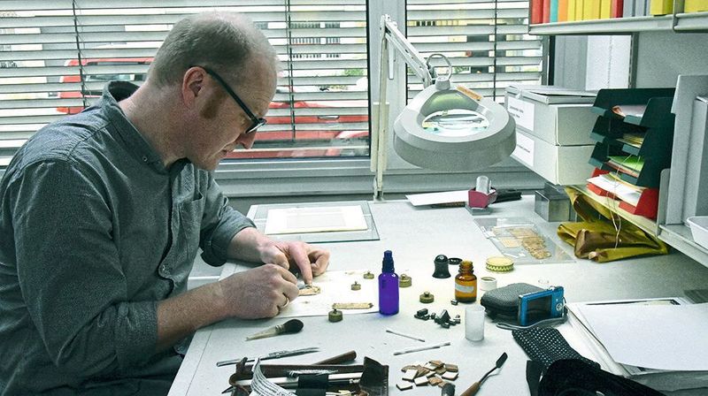 In der Papyrus-Werkstatt: Die Restaurierung von Papyrus ist sehr speziell. Zunächst mussten die zusammengeklebten Papyrusschichten getrennt werden bevor die eigentliche Arbeit zur Sicherung der Fragmente beginnen konnte. (Universität Basel)