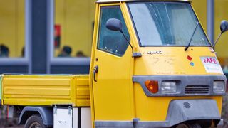 Elektrisch betriebene „Arbeitsbiene“: Auf dem Gelände der Heinrich-Hertz-Schule in Karlsruhe steht die e-Ape auch für Lastentransporte zur Verfügung. (Phoenix Contact)