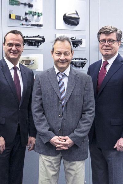 Die Huf Group startet mit einem neuen Management-Team in das Jahr 2019: Ab Januar werden Michael Supe (li.) als Chief Operation Officer und Tom Graf (re.) als Chief Financial Officer zusammen mit Chief Executive Officer Thomas Tomakidi (mitte) die Geschäftsführung bilden.
 
Michael Supe gehört seit 17 Jahren zu Huf und hat umfangreiche Kenntnisse im Bereich der Fertigung. Zurzeit leitet er die Business Unit Exterior Solutions, davor hat er Huf-Tochtergesellschaften in Großbritannien, den USA und Mexiko geleitet. 
 
Tom Graf hat langjährige Erfahrung in der Geschäftsführung größerer, internationaler, mittelständischer Unternehmen, insbesondere auch bei Automobilzulieferern. (Huf Group)