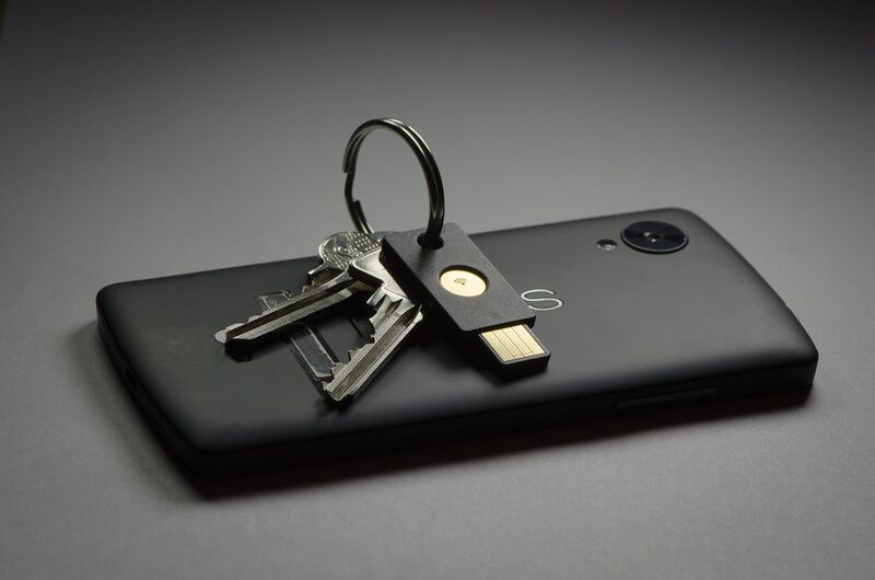 NFC-Token werden bereits im Bereich der mobilen Zugangs- und Zugriffskontrolle eingesetzt, zum Beispiel bei YubiKey NEO. (Bild: Yubico)