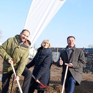 Geschäftsführer Operations Caramba, Dr. Wolfgang Müller, Bezirksbürgermeisterin Duisburg-Mitte, Elvira Ulitzka, und Dr. Bernd Weyershausen, Geschäftsführer Marketing & Sales Caramba (v.l.) freuen sich über den Spatenstich der „Halle Nord“. 