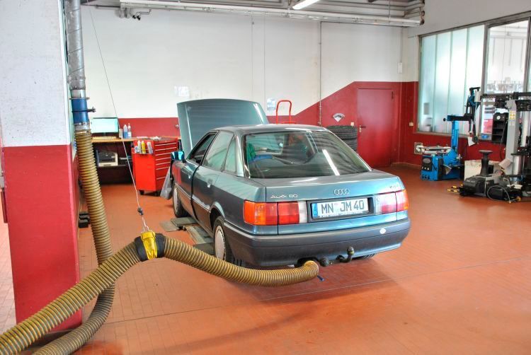 Kunden mit älteren Fahrzeugen müssen den Gang zum Markenpartner im Fall Schragl nicht fürchten, im Gegenteil. Mit günstigen Angeboten, zahlreichen Gutscheinaktionen sowie einer Anbindung an das 1a-Werkstattkonzept von Bosch bietet der Betrieb attraktive Voraussetzungen auch für Segment-2- und -3-Kunden. (Dominsky/»kfz-betrieb«)