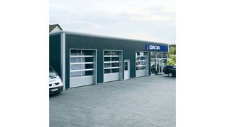 Der Dacia-Betrieb in Obernkirchen entstand in einer Bauzeit von knapp drei Monaten. Er verfügt über einen repräsentativen Ausstellungsraum und zwei Werkstattarbeitsplätze.     (Bild: Hacobau)