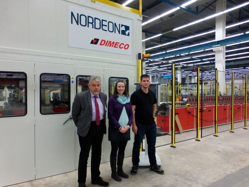 Die überdurchschnittlich gute Zusammenarbeit von Nordeon und Dimeco spiegelt sich auch beim gemeinsamen Gespräch von Bernard Bozian (links, Dimeco), Blechnet-Redakteurin Frauke Finus (mitte) und Holger Wingerter (rechts, Leitung Maintenance Nordeon) wieder. (VBM)