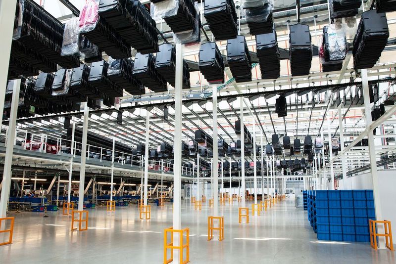 Das Hängefördersystem Skyfall von Ferag steht für das effiziente Fördern, Puffern, Sortieren und Kommissionieren sowie für das Retourenmanagement im Onlinehandel und Retail. (Bild: Ferag)