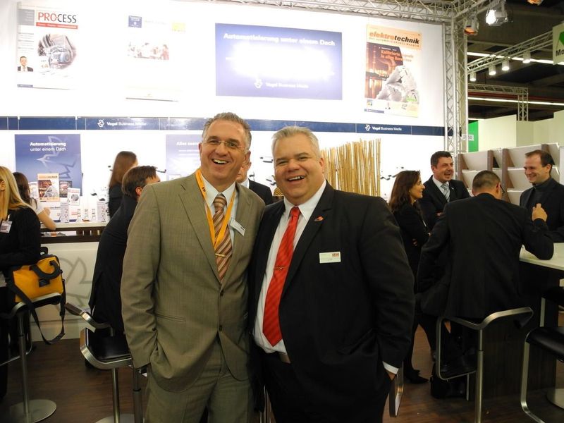 Gute Stimmung am Stand: v.l. Bernd Weinig, Publisher konstruktionspraxis, und Stefan Brill von SEW Eurodrive. (Archiv: Vogel Business Media)