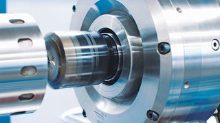 Das Umrüsten der Typ-B80-Maschine vom Einlippen- auf das BTA-Verfahren erfolgt durch wenige, immer notwendige Wechselteile (Bohrbuchsenträger/Boza, Bohrölzuführung) und werkzeuglos, wenn möglich. (Martin Wagenhan)