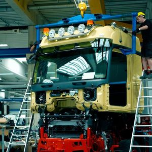 Spezialisten der Paul Nutzfahrzeuge GmbH ersetzen das standardmäßige Streamspace-Fahrerhaus des Arocs SLT 4463 AS 8x6 mit 2,3 Metern Breite durch ein Bigspace-Modell, das 20 Zentimeter breiter ist. (Bild:  Daimler Truck)