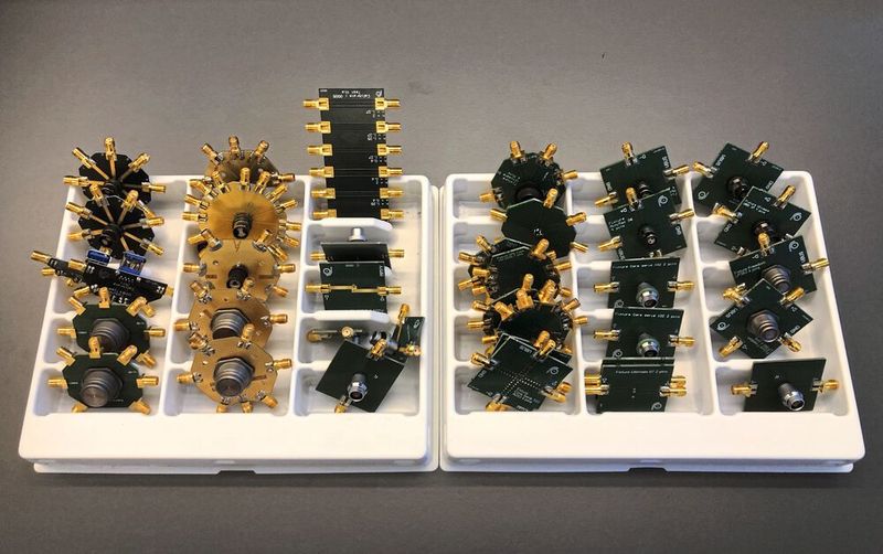 Beispiele für PCB-Halterungen für VNA-Messungen. (Bild: Fischer Connectors)