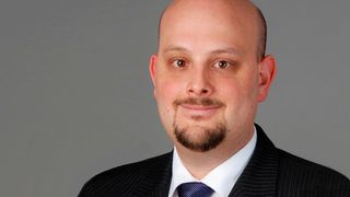 Kristian Arntz vom Fraunhofer-Institut für Produktionstechnologien IPT erläutert beim Smart Factory Day die Potenziale einer vernetzten, adaptiven Produktion auf der Ebene der Werkzeugmaschinen. (Fraunhofer-Institut für Produktionstechnologien)