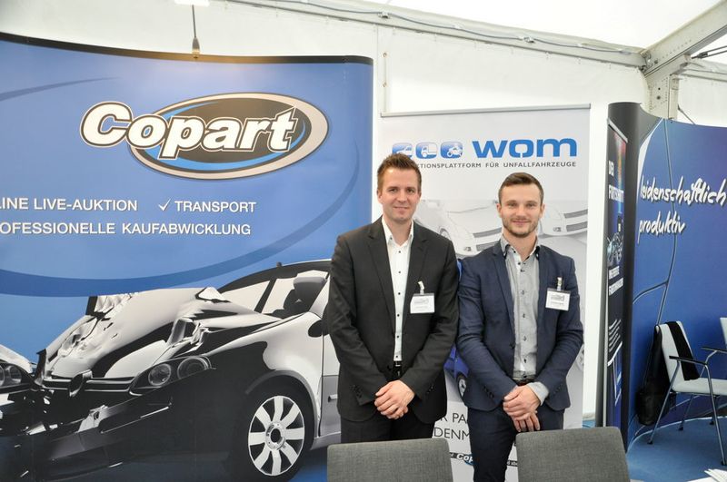 Andreas Vogt (li.) und Radoslaw Zgolik (re.) beantworteten alle Fragen zu den Auktionsplattformen Wreckonlinemarket (WOM) und Copart. Letztere veranstaltet seit 2016 Live-Auktionen für Mitglieder in Deutschland. (Simon/»kfz-betrieb«)