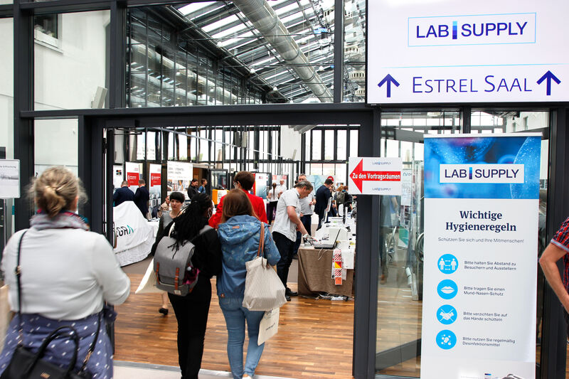 Hereinspaziert: Die LAB-SUPPLY bot Anwendern aus der Laborbranche am 17. Mai 2022 in Berlin die Gelegenheit, sich mit Geräteherstellern auszutauschen und in Fachvorträgen zu diversen Analytik-Techniken weiterzubilden.    Mehr Infos zu den kommenden LAB-SUPPLY-Messen finden Sie auf www.lab-supply.info.  (C. Lüttmann, LABORPRAXIS)