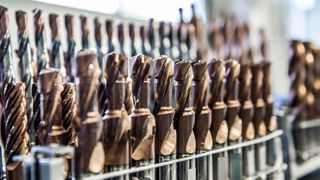 Für die Erstausstattung liefert Müller ein breites Spektrum aus VHM-Bohrern, VHM-Stufenbohrern, VHM-Reibahlen, VHM-Schaftfräsern und HSS-Bohrern in unterschiedlichsten Dimensionen in die USA.  (Müller Präzisionswerkzeuge GmbH)