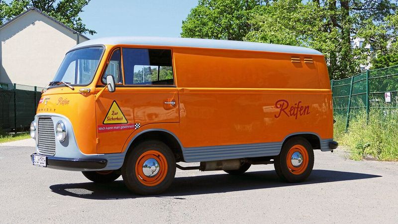 3. Preis: Ford Taunus Transit, Baujahr 1964. Der Ford Taunus Transit hieß zunächst FK1000 – kurz für Ford Köln 1-Tonner. Dank 15m-Frontmotor hat er im Gegensatz zum VW-Bus einen Flachboden bis zum Heck, der im seltenen und sehr gesuchten Kleinbus für viel Platz im Kofferraum sorgt. 1964 zum ersten Mal zugelassen kam er bei der Feuerwehr zum Einsatz und ist deshalb auch nach 59 Jahren in einem traumhaften Zustand. Sogar das Wellblech an den unteren Karosseriekanten ist noch rundum rostfrei vorhanden. Mit seinen 1487 ccm und 55 PS aus dem Vierzylinder-Reihenmotor bringt er es locker auf 100 Km/h. Wer möchte, kann den Bus zu einem trendigen Wohnmobil erweitern und ist sich damit der Blicke auf dem Campingplatz sicher. (Bild: Lebenshilfe Gießen)