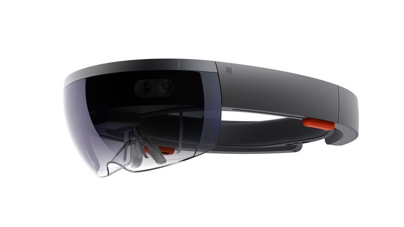 Die Microsoft Hololens mischt die reale und die virtuelle Welt. In der Brille steckt ein kompletter Windows-10-Rechner. (Bild: Microsoft)