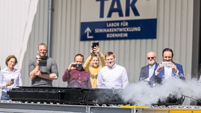 Die Mitglieder der Bundesfachgruppe Freie Werkstätten bekamen am 3. Mai in Bornheim eine brennende Batterie zu sehen.(Bild:  Meike Böschemeyer)