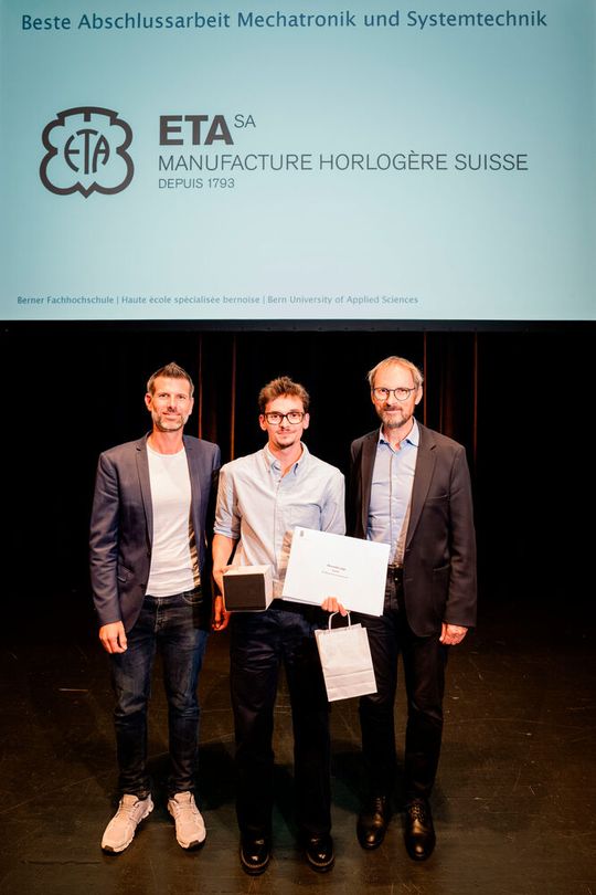 V. l. n. r.: Prof. Aymeric Niederhauser (Fachbereichsleiter Mechatronik und Systemtechnik), Alexandre Jogo, Absolvent des Bachelors Mechatronik und Systemtechnik und Gewinner für die beste Abschlussarbeit in Mechatronik und Systemtechnik und Christian Rüfenacht (ETA SA). Der Preis wurde von der ETA SA zur Verfügung gestellt.(Bild:  Matthias Käser)