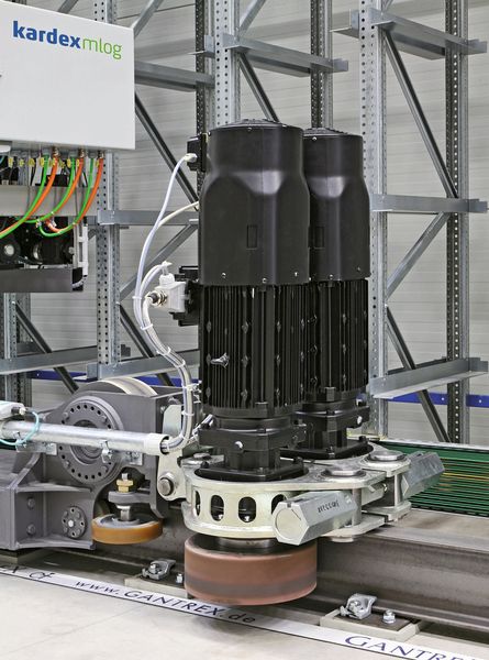 Zwei Asynchronservomotoren mit formschlüssig angebauten Servoplanetengetrieben sind senkrecht auf dem Chassis angeordnet. Sie wirken auf Reibräder, die mit konstantem Anpressdruck seitlich gegen die Führungsschiene drücken und so das Antriebsmoment übertragen.  (Bild: SEW)
