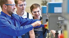 Trügerisch ist, dass der quälende Fachkräftemangel derzeit auf einem Minimum gelandet ist, wie Experten erkennen. Denn das heiße noch lange nicht, dass es den Betrieben gutgehe ... (Bild: © industrieblick - stock.adobe.com)