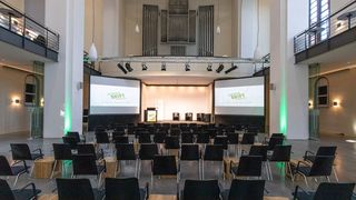 Das Umweltforum in Berlin war früher eine Kirche. Die Orgel steht noch und wird zur musikalischen Untermalung von Veranstaltungen auch noch genutzt. (Bild: Photoart Berlin)