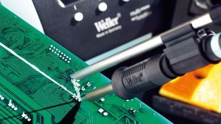 Eine direkt am Lötkolben angebaute Punktabsaugung entfernt den Lötrauch direkt an der Quelle (Archiv: Vogel Business Media)