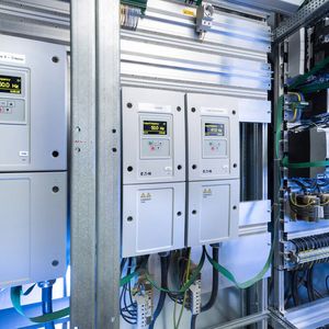 Im Splittwerk kommen die Frequenzumrichter Power-XL DA1 zum Einsatz (links und Mitte), Drehzahlstarter Power-XL DE1 übernehmen die Steuerung von Förder- und Dosierbändern (rechts).(Bild:  Peter Obenaus/ Eaton)