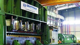 Die Rohrformpresse/Biegepresse mit vorgelagerter Kantenfräsmaschine und automatischem Blechhandling der Gräbener Maschinentechnik ist für eine optimierte Rohrproduktion geeignet. Bild: Gräbener Maschinentechnik (Archiv: Vogel Business Media)