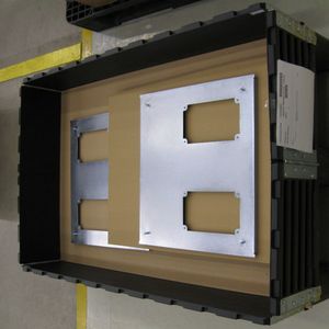 Der Kunststoffaufsatzrahmen ist mit Abstandshaltern auf die Palette gesteckt. Bild: Schoeller Arca Systems