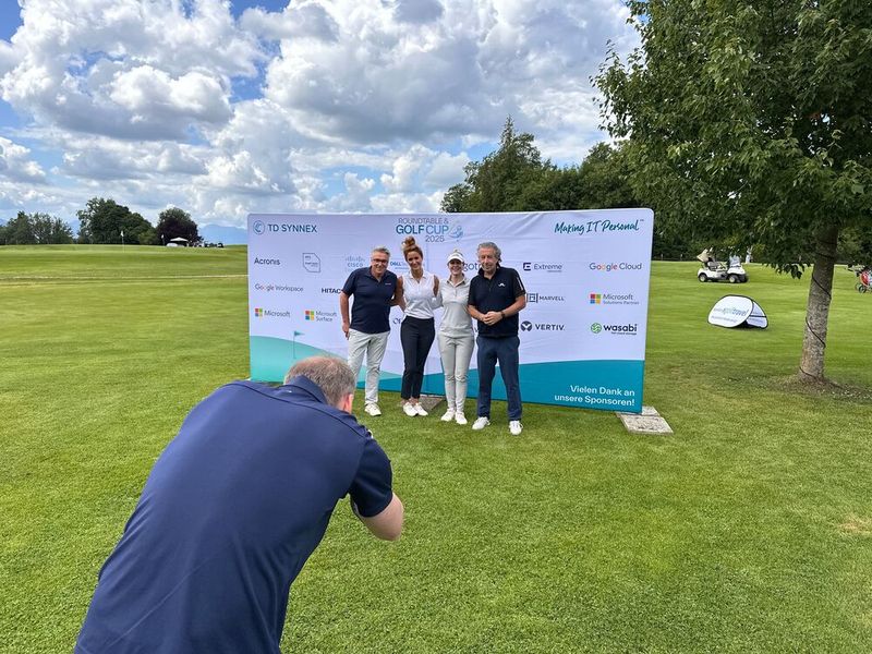 Verewigt vor der Sponsorenwand werden (v. l.) Michael Bauer (TD Synnex), Aylin von Meer (Nvidia), Petra Schmietendorf (Cisco) und Karl-Heinz Schmid (Nvidia). (Bild: Vogel IT-Medien)