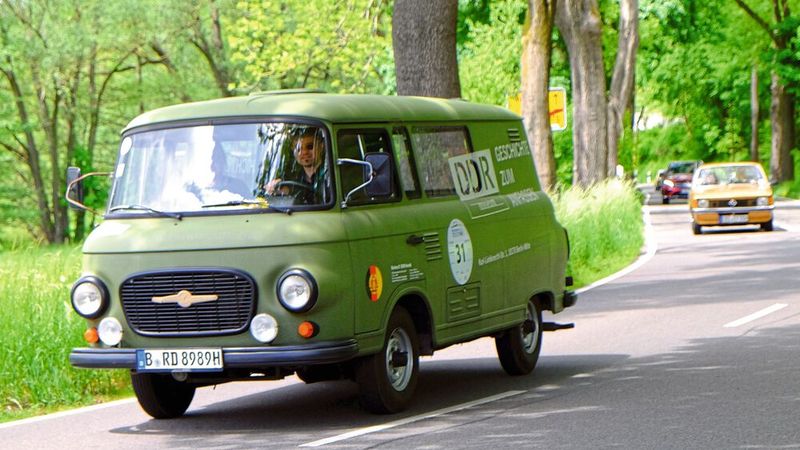 Die Sächsische Meister-Classic führte durch idyllische Landschaften: dabei ein Barkas B 1000, Baujahr 1989. (Bild: Zietz/»kfz-betrieb«)