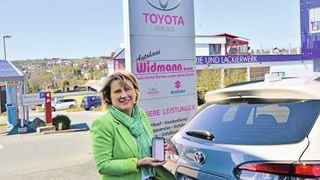 Bettina Widmann vom Calwer Autohaus Widmann nutzt die Locosoft-App seit Februar. (Bild: Simon – »kfz-betrieb«)