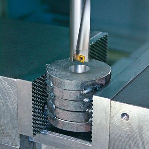 Bild 2: Auch das Bohren von Paketen ist mit dem Wendeplatten-Werkzeug bei hohem Vorschub möglich.